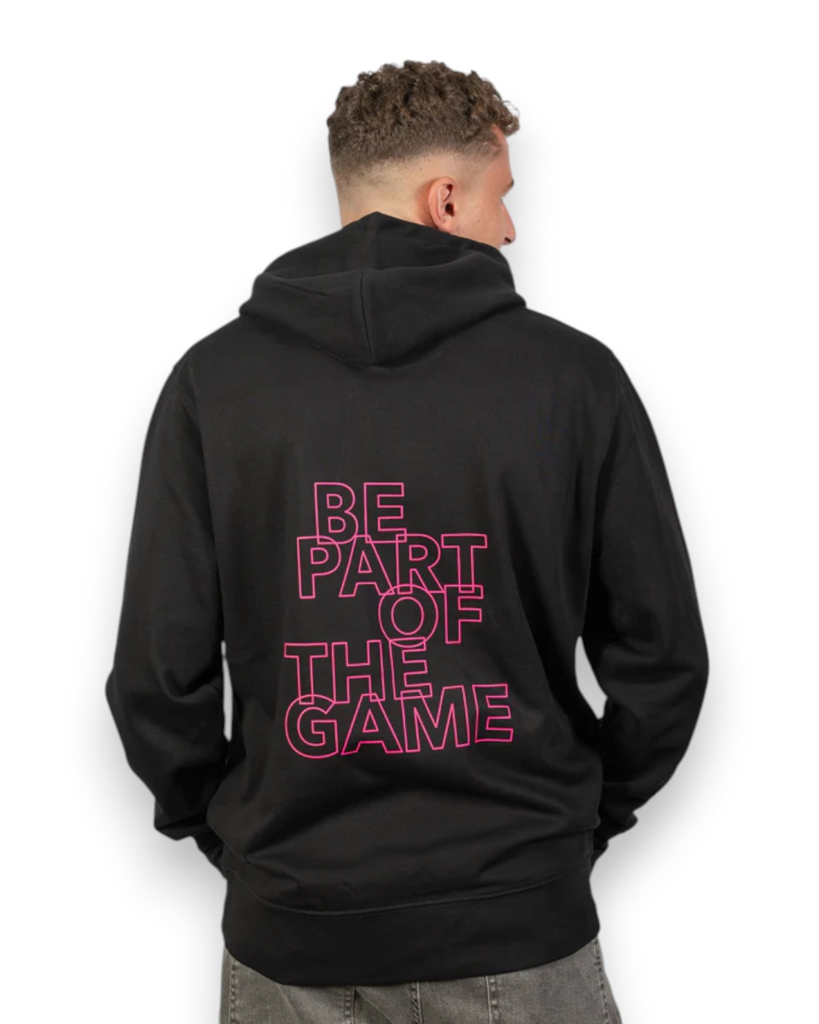 Männliches Model trägt BE PART OF THE GAME Hoodie in Schwarz - Rückansicht mit Backprint