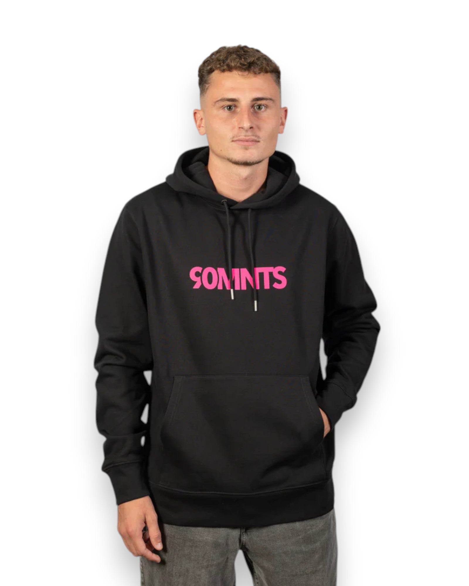 Männliches Model trägt BE PART OF THE GAME Hoodie in Schwarz mit 90MNTS Print in Pink