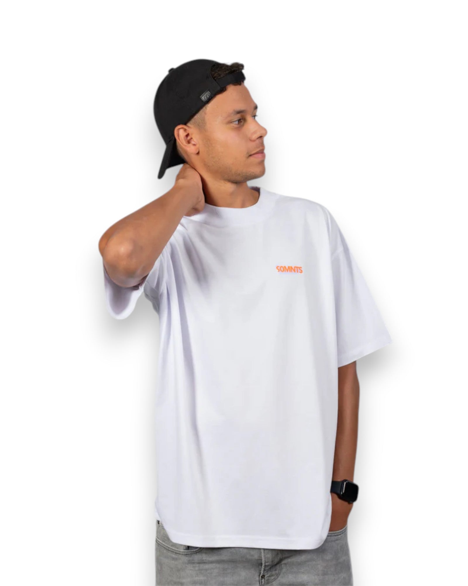 Model trägt BE PART OF THE GAME Oversized T-Shirt in weiß mit orangenen Print