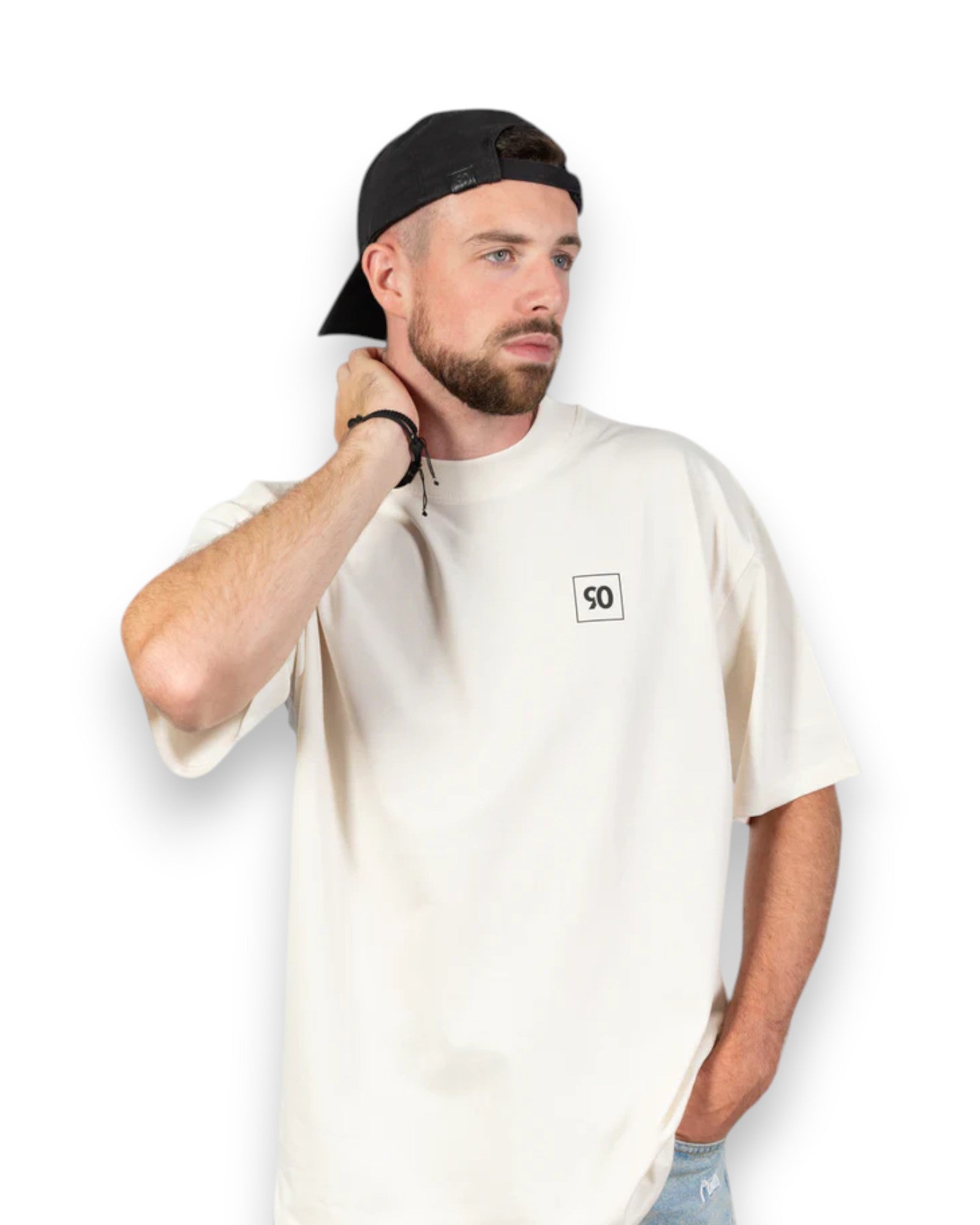 Männliches Model trägt BE PART OF THE GAME Oversized T-Shirt in Creme mit schwarzem Print
