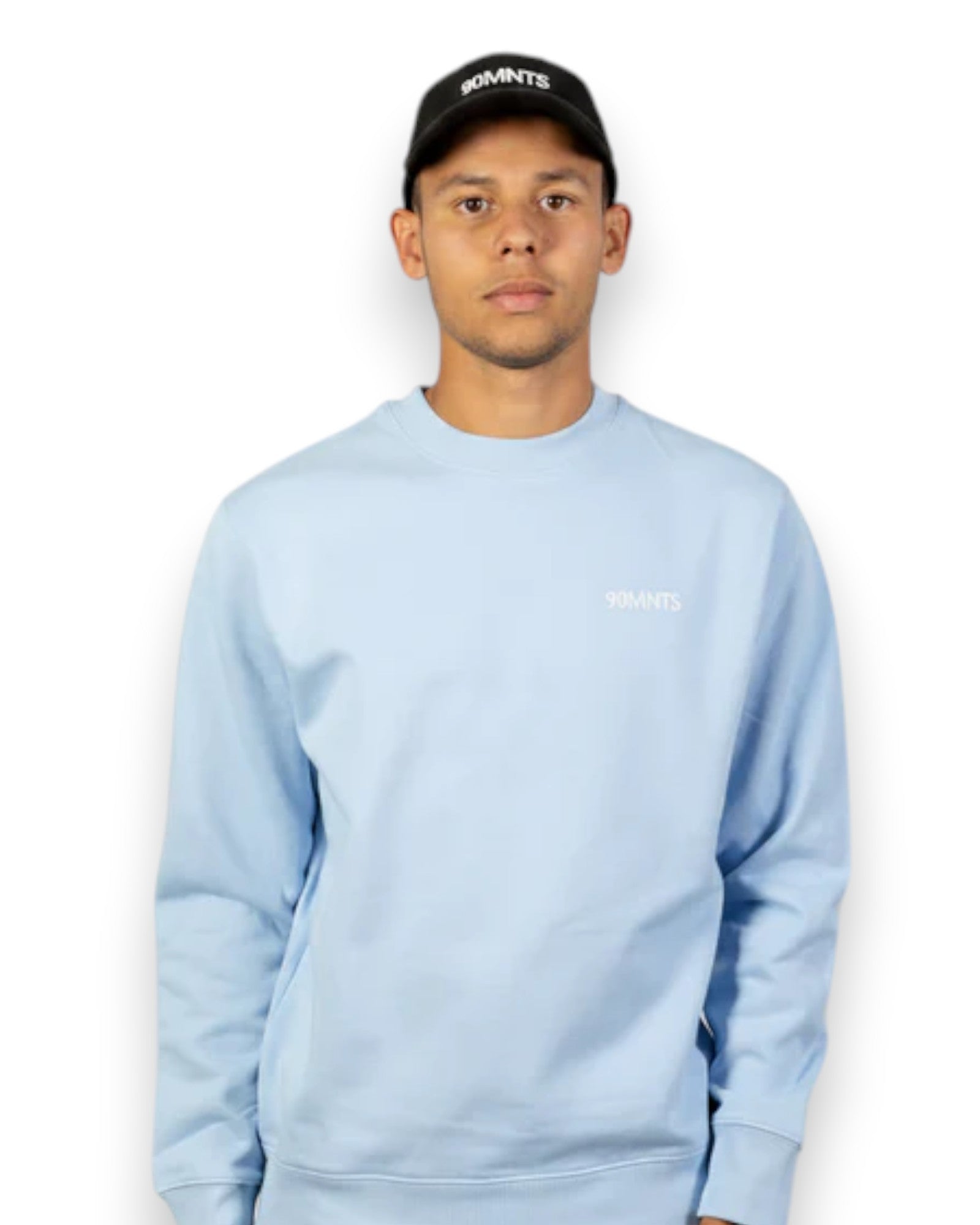 Model mit Cap trägt Colours Sweater in Blaue mit weißen Print