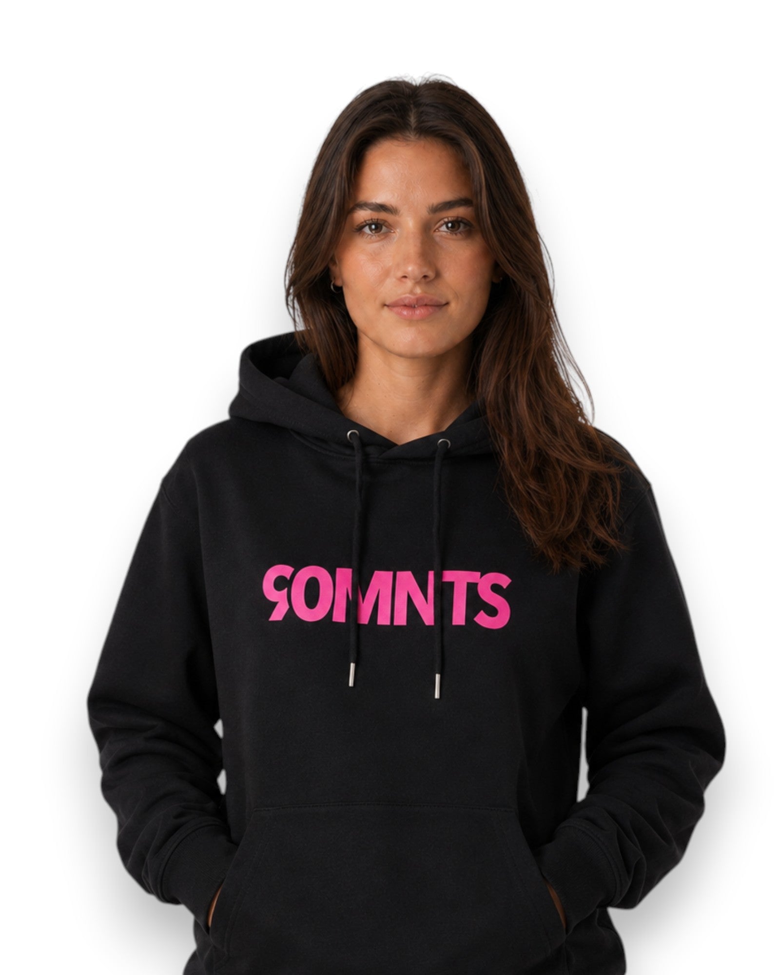 Weibliches Model trägt BE PART OF THE GAME Hoodie in Schwarz mit 90MNTS Print in Pink