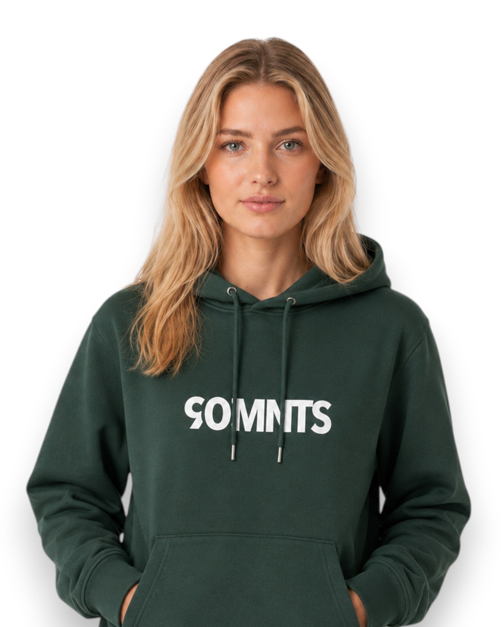 Weibliches Model trägt BE PART OF THE GAME Hoodie in grün mit 90MNTS Print in weiß