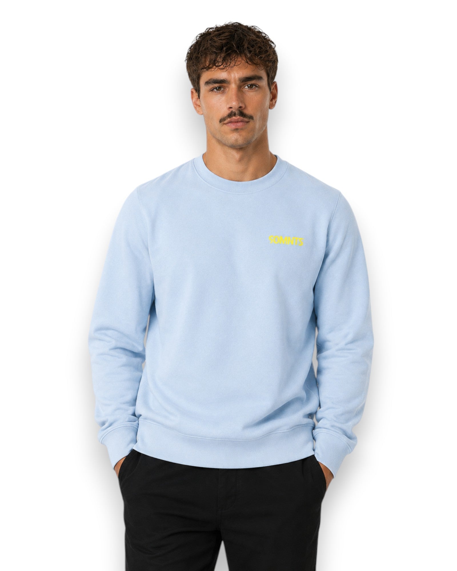 Männliches Model trägt 90MNTS Colour Sweater in blau mit gelben Print