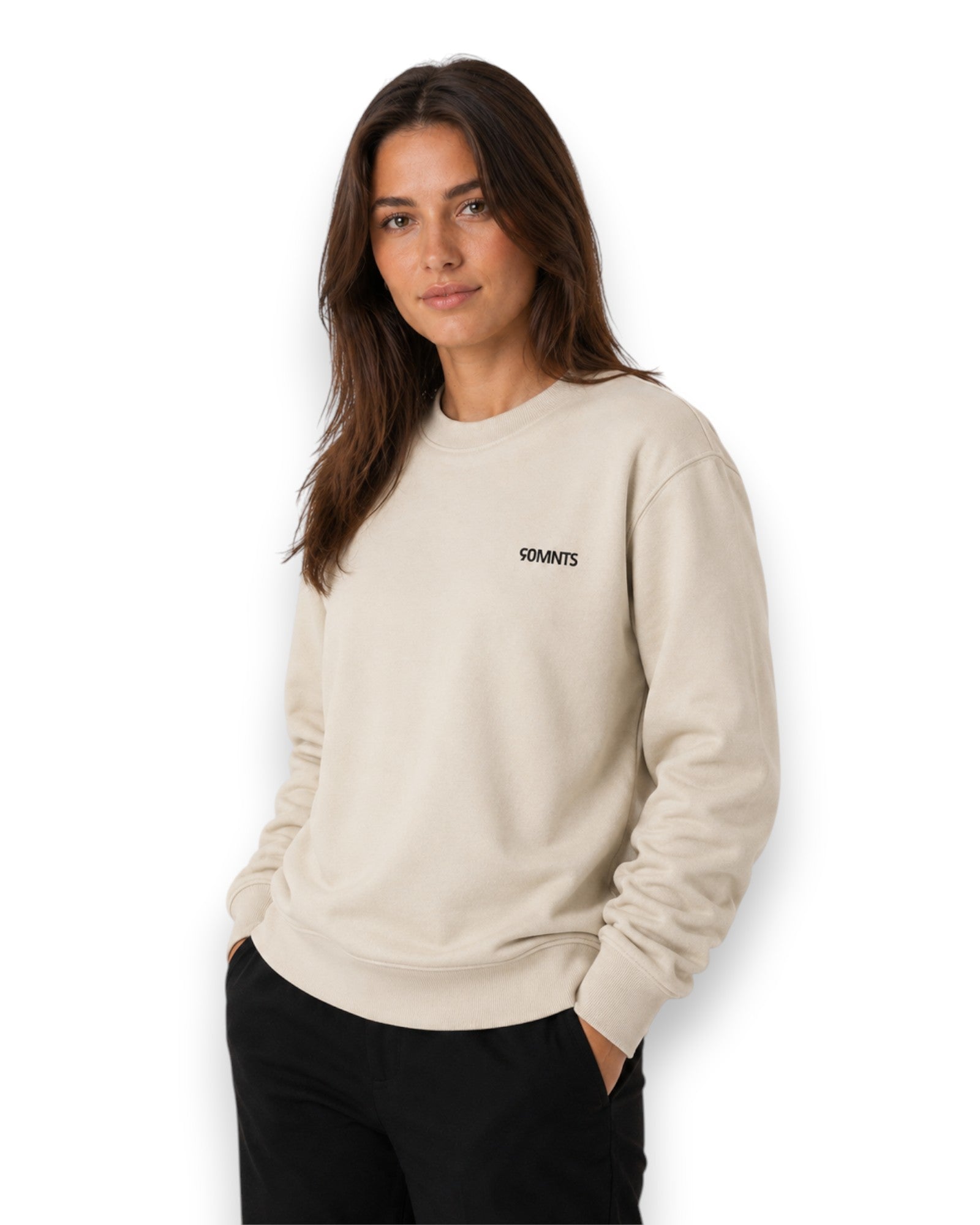 Weibliches Model trägt Colours Sweater in Stone mit schwarzen Print