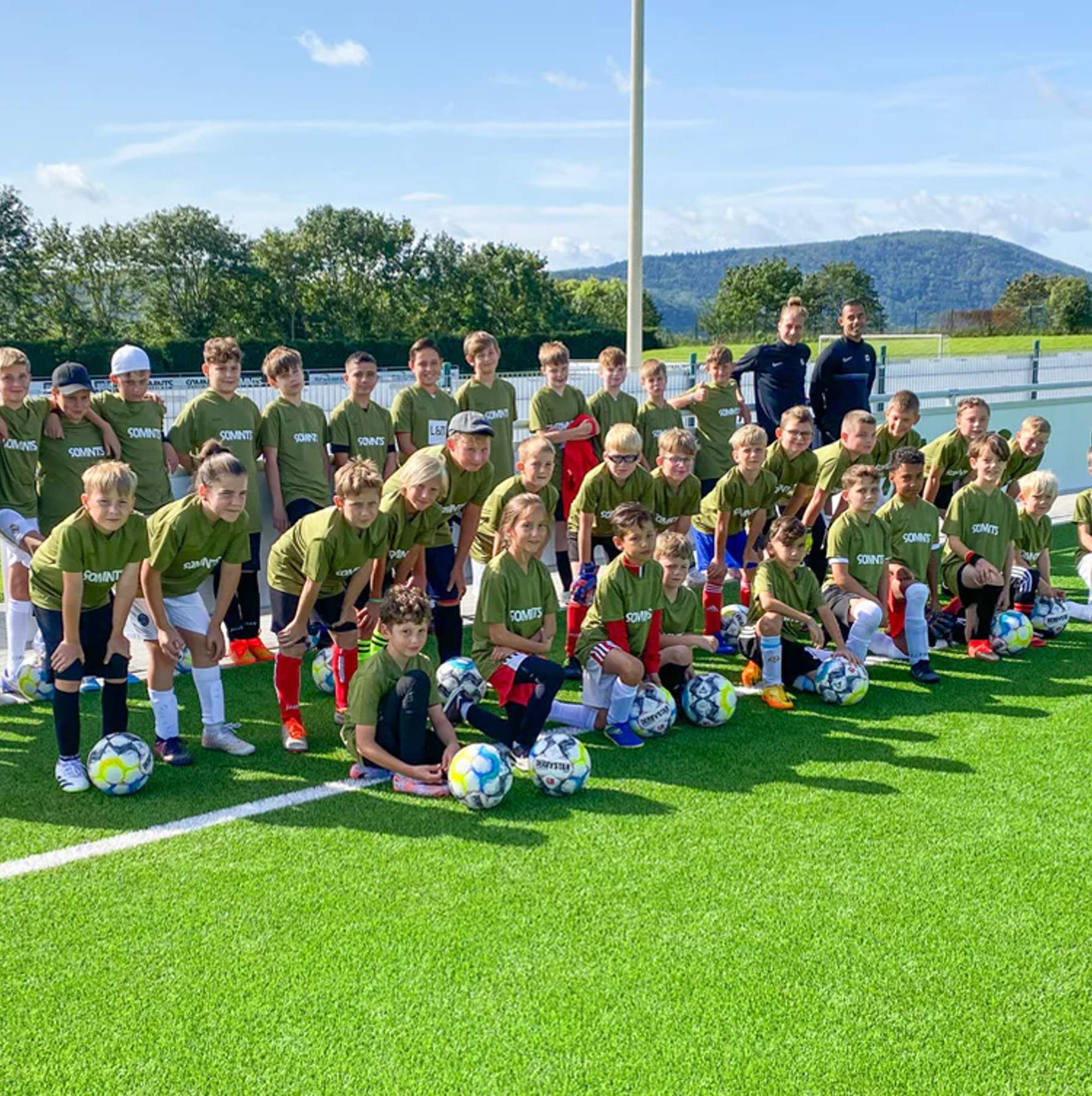 Kinder beim Sport mit 90MNTS T-Shirts in Grün